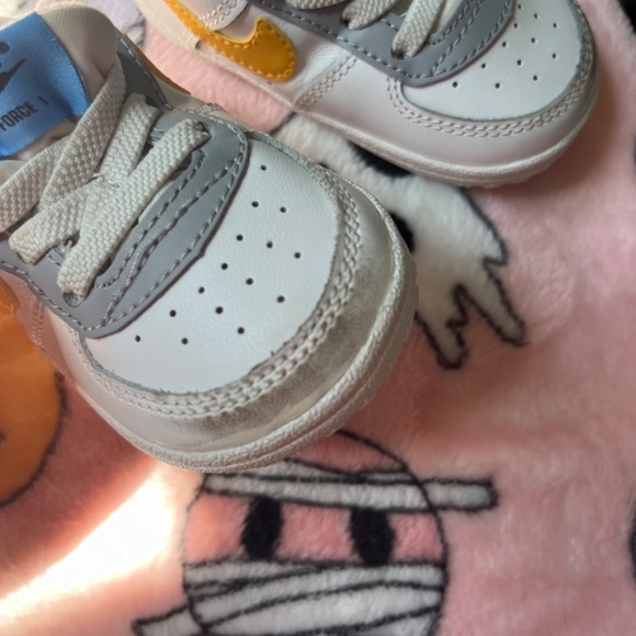 Nike Kids Shoes in White and Yellow - Picture 6 of 8